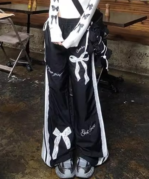 lilful(リルフル)の「サイドレースライン リボン ナイロンパンツ(スウェットパンツ・レディース・ブラック・M/S)」の6枚目の写真