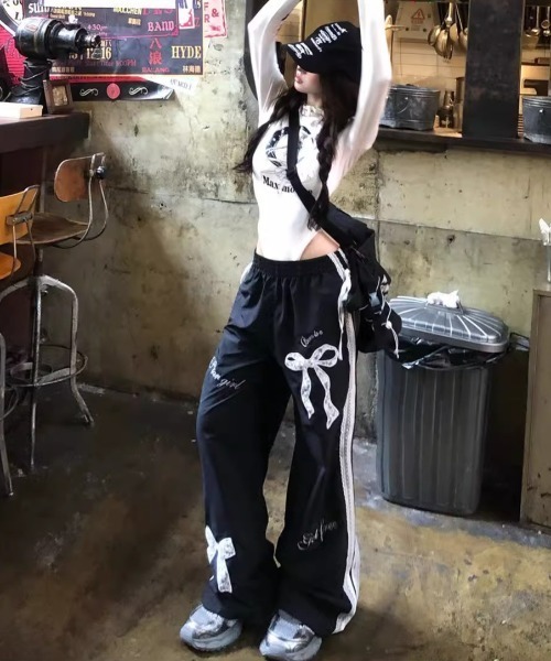 lilful(リルフル)の「サイドレースライン リボン ナイロンパンツ(スウェットパンツ・レディース・ブラック・M/S)」の7枚目の写真