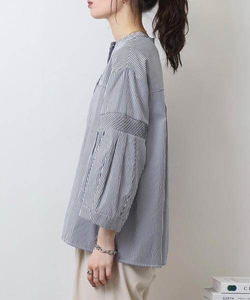 EGLANTINE(エグランティーヌ)の「EGLANTINE 切り替えデザイン ノーカラーブラウス 7分袖 ゆったりシルエット(シャツ/ブラウス・レディース・オフホワイト/ネイビー系/ネイビー/ブルー系・40)」の22枚目の写真
