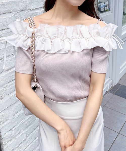 INGNI(イング)の「肩パールオフショル半袖ニット(ニット/セーター・レディース・ベージュ系1/ホワイト×ホワイト/ブラック×ホワイト/ワイン系2/グレー系6・M)」の4枚目の写真