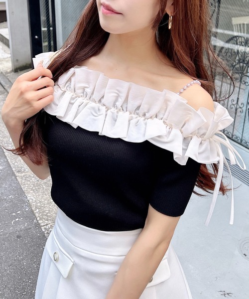 INGNI(イング)の「肩パールオフショル半袖ニット(ニット/セーター・レディース・ベージュ系1/ホワイト×ホワイト/ブラック×ホワイト/ワイン系2/グレー系6・M)」の2枚目の写真