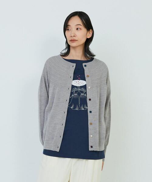 ADIEU TRISTESSE（アデュートリステス）の「キュウシンリブカラフル釦カーディガン（カーディガン/ボレロ・レディース・パープル/ブラック/グレイッシュベージュ・FREE）」の3枚目の写真