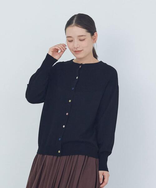 ADIEU TRISTESSE（アデュートリステス）の「キュウシンリブカラフル釦カーディガン（カーディガン/ボレロ・レディース・パープル/ブラック/グレイッシュベージュ・FREE）」の2枚目の写真