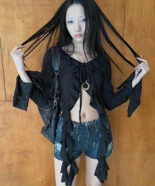 .KOM(ドットコム)の「A'GEM/9 × .kom 『.KOM/ドットケーオーエム』 Y2K Front Ribbon Fringe Top/Y2K フロントリボン フリンジトップス(Tシャツ/カットソー・レディース・ホワイト/ブラック/グレー・FREE)」の8枚目の写真