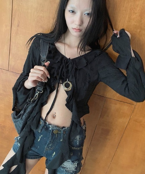 .KOM(ドットコム)の「A'GEM/9 × .kom 『.KOM/ドットケーオーエム』 Y2K Front Ribbon Fringe Top/Y2K フロントリボン フリンジトップス(Tシャツ/カットソー・レディース・ホワイト/ブラック/グレー・FREE)」の5枚目の写真