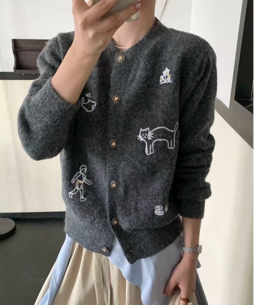 Maison Calme(メゾンカルム)の「刺繍ニットカーディガンモチーフボタン 猫 人間 お花 サメ お出かけ 冷房対策(カーディガン/ボレロ・レディース・ネイビー/アイボリー/グレー・F)」の3枚目の写真