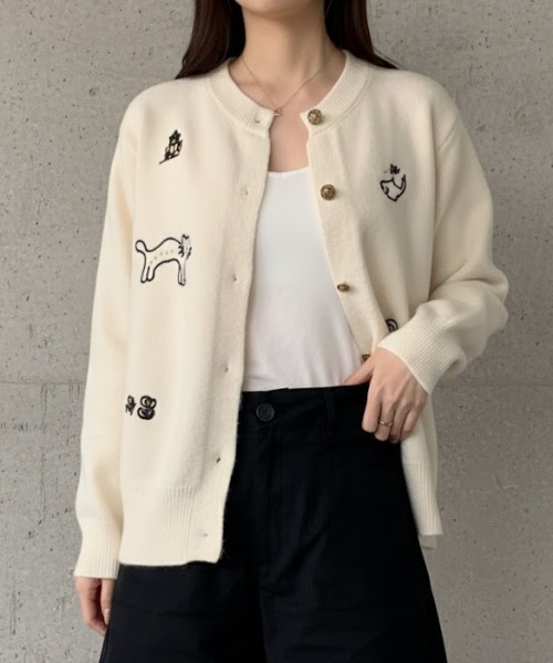Maison Calme(メゾンカルム)の「刺繍ニットカーディガンモチーフボタン 猫 人間 お花 サメ お出かけ 冷房対策(カーディガン/ボレロ・レディース・ネイビー/アイボリー/グレー・F)」の2枚目の写真