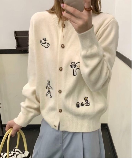 Maison Calme(メゾンカルム)の「刺繍ニットカーディガンモチーフボタン 猫 人間 お花 サメ お出かけ 冷房対策(カーディガン/ボレロ・レディース・ネイビー/アイボリー/グレー・F)」の5枚目の写真