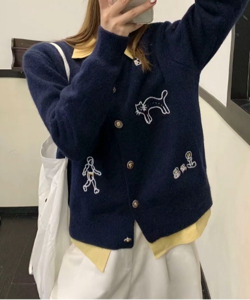 Maison Calme(メゾンカルム)の「刺繍ニットカーディガンモチーフボタン 猫 人間 お花 サメ お出かけ 冷房対策(カーディガン/ボレロ・レディース・ネイビー/アイボリー/グレー・F)」の9枚目の写真