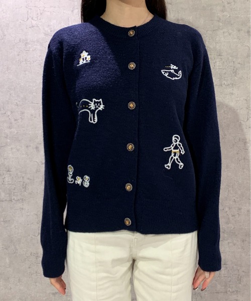 Maison Calme(メゾンカルム)の「刺繍ニットカーディガンモチーフボタン 猫 人間 お花 サメ お出かけ 冷房対策(カーディガン/ボレロ・レディース・ネイビー/アイボリー/グレー・F)」の11枚目の写真