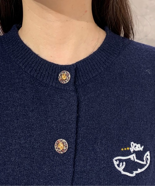 Maison Calme(メゾンカルム)の「刺繍ニットカーディガンモチーフボタン 猫 人間 お花 サメ お出かけ 冷房対策(カーディガン/ボレロ・レディース・ネイビー/アイボリー/グレー・F)」の15枚目の写真