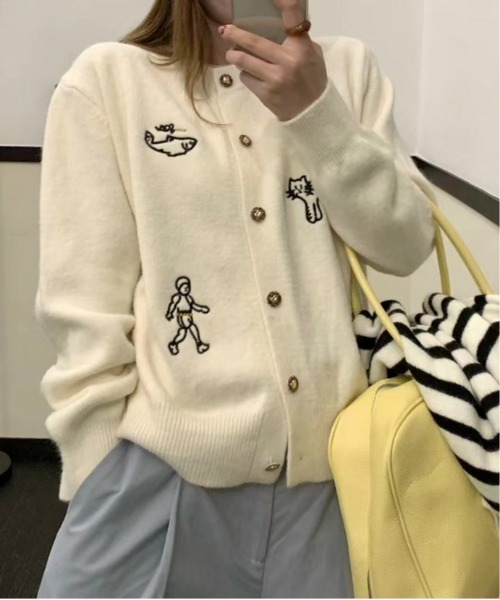 Maison Calme(メゾンカルム)の「刺繍ニットカーディガンモチーフボタン 猫 人間 お花 サメ お出かけ 冷房対策(カーディガン/ボレロ・レディース・ネイビー/アイボリー/グレー・F)」の17枚目の写真