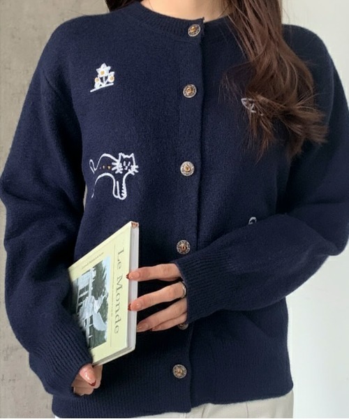 Maison Calme(メゾンカルム)の「刺繍ニットカーディガンモチーフボタン 猫 人間 お花 サメ お出かけ 冷房対策(カーディガン/ボレロ・レディース・ネイビー/アイボリー/グレー・F)」の22枚目の写真