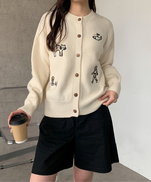 Maison Calme(メゾンカルム)の「刺繍ニットカーディガンモチーフボタン 猫 人間 お花 サメ お出かけ 冷房対策(カーディガン/ボレロ・レディース・ネイビー/アイボリー/グレー・F)」の19枚目の写真