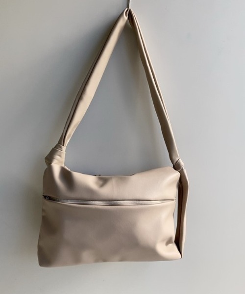 CACHELLIE(カシェリエ)の「PUFF HANDLE SHOULDER BAG(ショルダーバッグ・レディース・ベージュ/ブラック・FREE)」の7枚目の写真