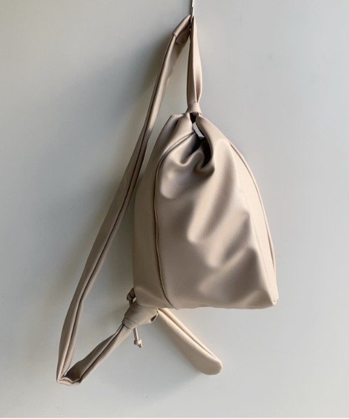 CACHELLIE(カシェリエ)の「PUFF HANDLE SHOULDER BAG(ショルダーバッグ・レディース・ベージュ/ブラック・FREE)」の8枚目の写真