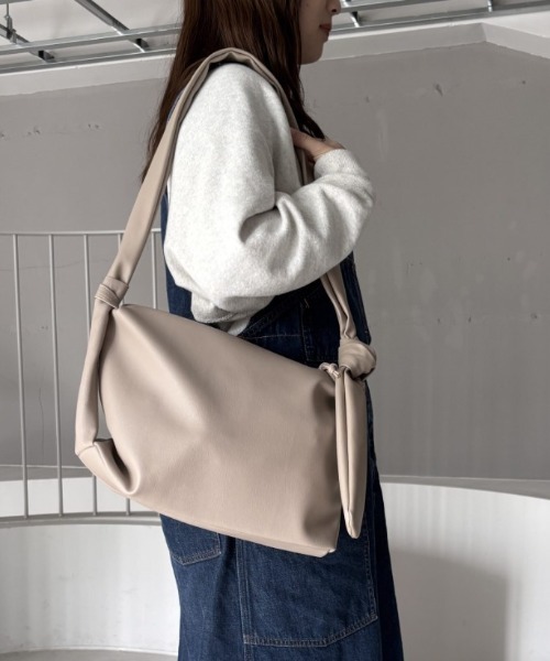 CACHELLIE(カシェリエ)の「PUFF HANDLE SHOULDER BAG(ショルダーバッグ・レディース・ベージュ/ブラック・FREE)」の9枚目の写真