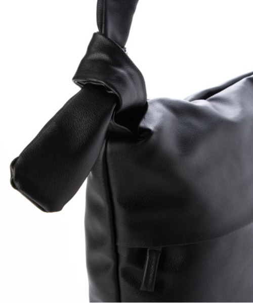 CACHELLIE(カシェリエ)の「PUFF HANDLE SHOULDER BAG(ショルダーバッグ・レディース・ベージュ/ブラック・FREE)」の5枚目の写真