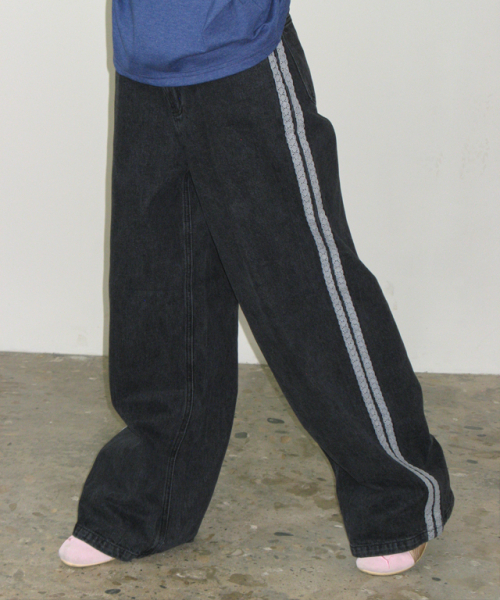 RONRON(ロンロン)の「SIDE LACE TRACK DENIM PANTS BLACK(デニムパンツ・レディース・その他・SMALL/MEDIUM/LARGE)」の2枚目の写真
