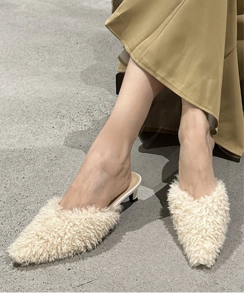 Maison Calme（メゾンカルム）の「シャギーファー ポインテッドトゥ ミュールサンダル　ふわふわシャギー　【ローヒール】（パンプス・レディース・ブラック/アイボリー/ブラウン・M/L）」の2枚目の写真
