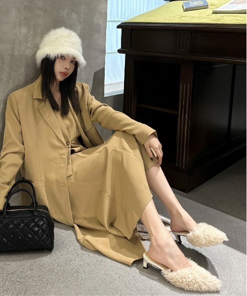 Maison Calme（メゾンカルム）の「シャギーファー ポインテッドトゥ ミュールサンダル　ふわふわシャギー　【ローヒール】（パンプス・レディース・ブラック/アイボリー/ブラウン・M/L）」の5枚目の写真
