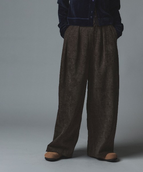 W:Huku(フーク)の「ソフトスウェード ルーズ スラックス タックパンツ / Soft Suede Loose-Fit Tuck Pants(その他パンツ・レディース・ブラック/アイボリー/ブラウン・FREE)」の6枚目の写真