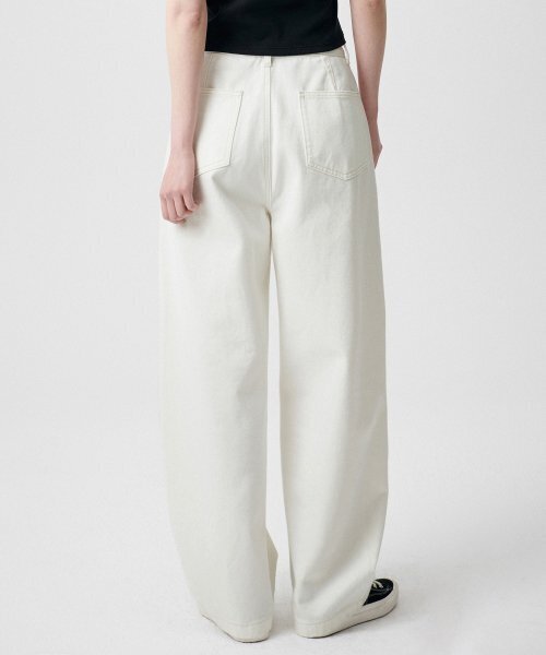 MUSINSA STANDARD WOMAN（ムシンサスタンダードウーマン）の「ウィメンズツイストセミバルーンデニムパンツ[クリーム]（デニムパンツ・レディース・その他・29/30/24/25/26/27/28）」の2枚目の写真