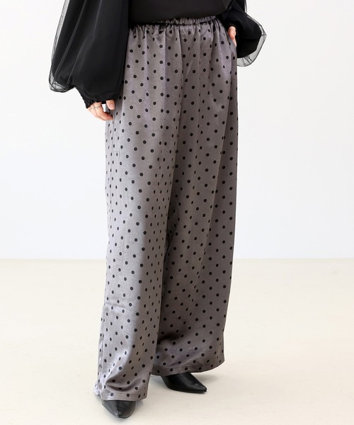 Aletta vita(アレッタビータ)の「ドットサテンイージーワイドパンツ(その他パンツ・レディース・ベージュ/チャコール・M)」の2枚目の写真
