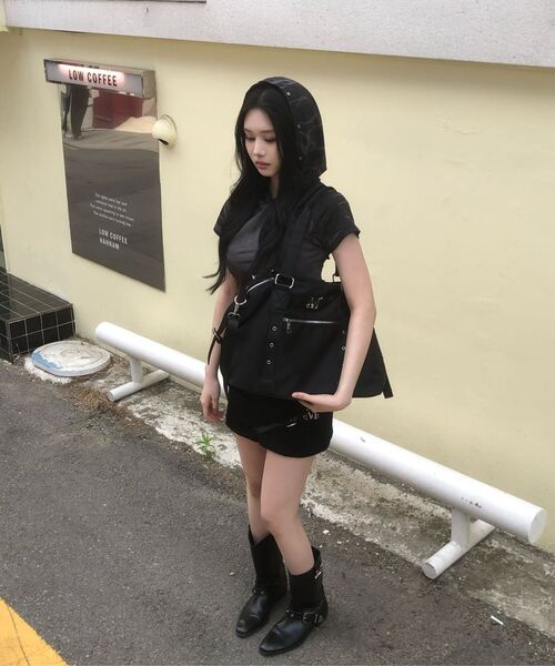 MUCENT(ムセント)の「ドホメタルロゴ4ウェイパンチアイレットトートバッグ 男女共用(トートバッグ・レディース・ブラック・FREE)」の8枚目の写真