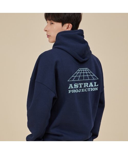 ASTRAL PROJECTION(アストラルプロジェクション)の「シグニチャーロゴオーバーサイズワイドショルダーフードパーカー_ネイビー(パーカー・メンズ・その他・MEDIUM/LARGE/X-LARGE/XX-LARGE)」の4枚目の写真