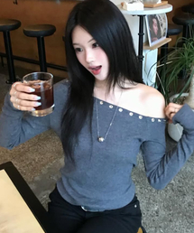 スタッズオフショルダー長袖ニットチャコール