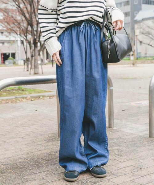 ITEMS URBANRESEARCH（アイテムズ アーバンリサーチ）の「デニムイージーパンツ（その他パンツ・レディース・ブルー/ワンウォッシュ・FREE）」の2枚目の写真