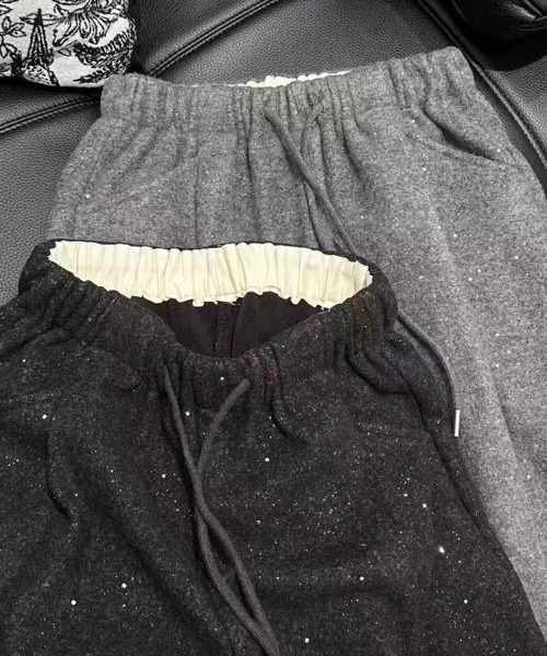 WEGO（ウィゴー）の「WEGO/ラメ入りゆったりワイドシルエットスウェットパンツ（その他パンツ・レディース・グレー/ブラック・LARGE/MEDIUM）」の13枚目の写真