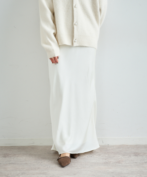 U by SPICK&SPAN（ユーバイスピックアンドスパン）の「サテンロングスカート（スカート・レディース・チャコールグレー/White・FREE）」の2枚目の写真