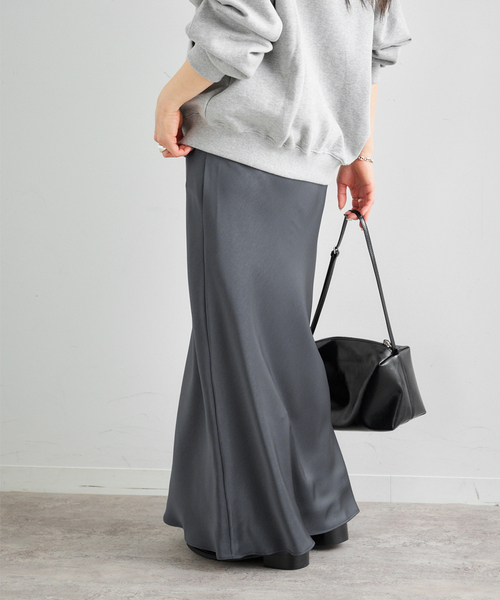 U by SPICK&SPAN（ユーバイスピックアンドスパン）の「サテンロングスカート（スカート・レディース・チャコールグレー/White・FREE）」の4枚目の写真