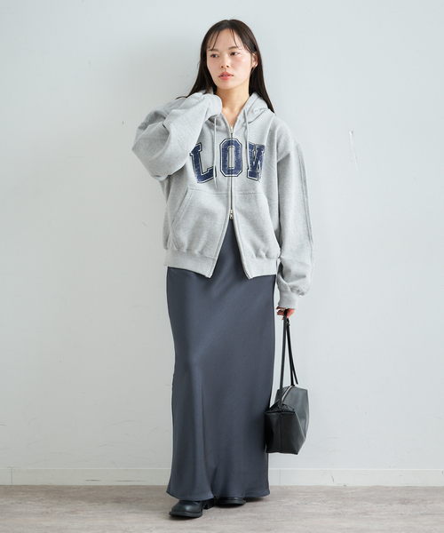 U by SPICK&SPAN（ユーバイスピックアンドスパン）の「サテンロングスカート（スカート・レディース・チャコールグレー/White・FREE）」の7枚目の写真