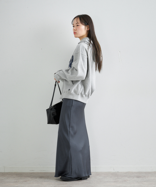 U by SPICK&SPAN（ユーバイスピックアンドスパン）の「サテンロングスカート（スカート・レディース・チャコールグレー/White・FREE）」の9枚目の写真