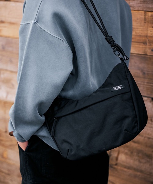 BAYFLOW(ベイフロー)の「ロープキリカエムーンショルダーバッグ(ショルダーバッグ・メンズ・レッド/ブラック/オフホワイト・FREE)」の3枚目の写真