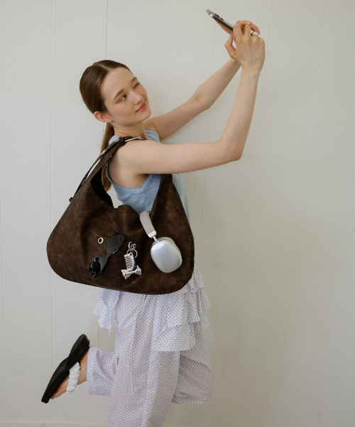 LETERIE（レテリー）の「BUCKLE REVERSIBLE SHOULDER BAG_BROWN（メッセンジャーバッグ・レディース・ブラウン・FREE）」の4枚目の写真