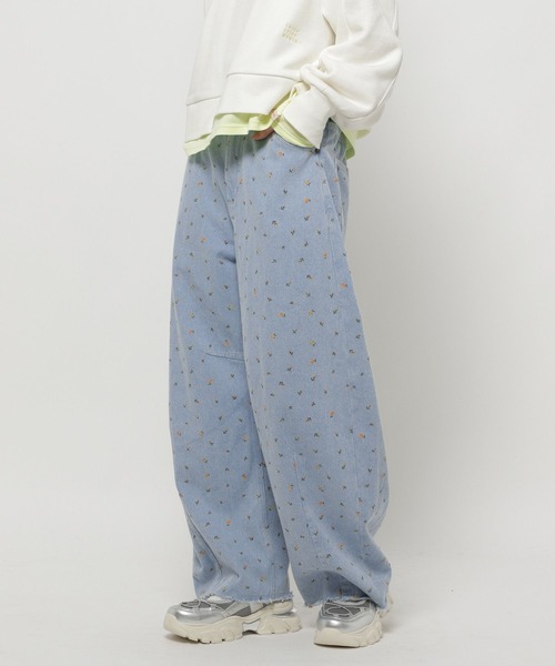 niko and...(ニコアンド)の「セルフカットカーブパンツ デニムパンツ(デニムパンツ・レディース・ライトブルー/インディゴブルー/ブラック/ホワイト/ピンク/クリアブルー/ライトブラウン・MEDIUM/LARGE)」の4枚目の写真