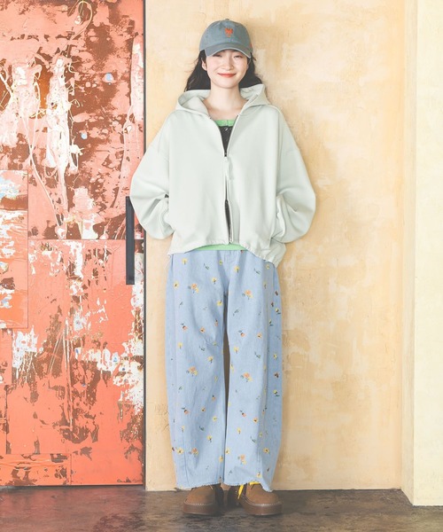 niko and...(ニコアンド)の「セルフカットカーブパンツ デニムパンツ(デニムパンツ・レディース・ライトブルー/インディゴブルー/ブラック/ホワイト/ピンク/クリアブルー/ライトブラウン・MEDIUM/LARGE)」の12枚目の写真