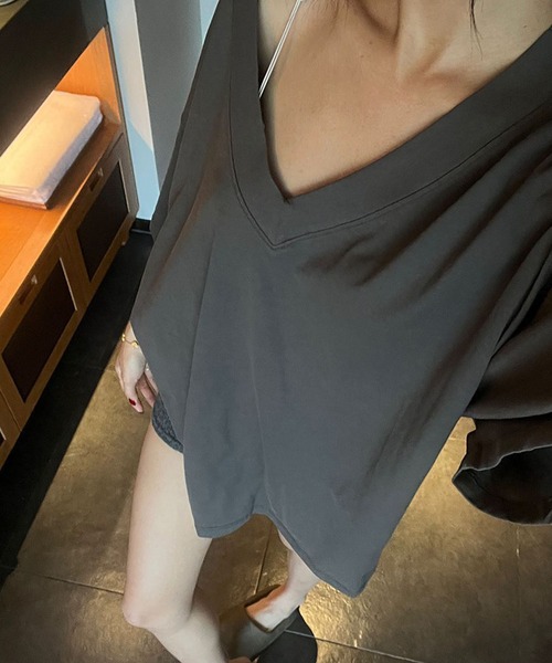 meJane(ミージェーン)の「Vネック オフショルライク ビッグTシャツ(Tシャツ/カットソー・レディース・ホワイト/チャコールグレー/ブラック・FREE)」の3枚目の写真
