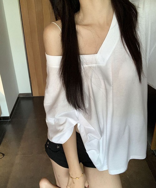 meJane(ミージェーン)の「Vネック オフショルライク ビッグTシャツ(Tシャツ/カットソー・レディース・ホワイト/チャコールグレー/ブラック・FREE)」の4枚目の写真