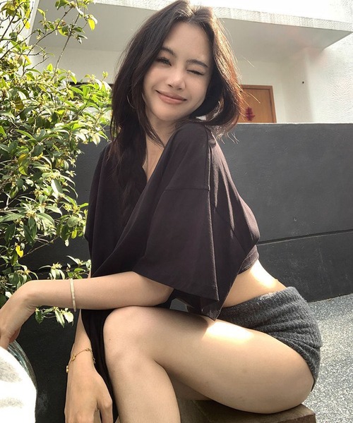 meJane(ミージェーン)の「Vネック オフショルライク ビッグTシャツ(Tシャツ/カットソー・レディース・ホワイト/チャコールグレー/ブラック・FREE)」の12枚目の写真