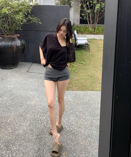 meJane(ミージェーン)の「Vネック オフショルライク ビッグTシャツ(Tシャツ/カットソー・レディース・ホワイト/チャコールグレー/ブラック・FREE)」の14枚目の写真