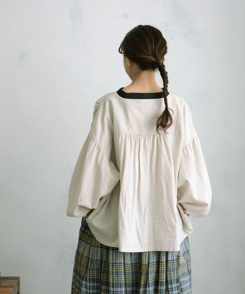 soulberry(ソウルベリー)の「ふた色ブラウス(シャツ/ブラウス・レディース・グレイッシュベージュ・M/L/LL/3L/4L/5L)」の2枚目の写真