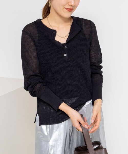 NOLLEY’S(ノーリーズ)の「《手洗い可能》ギマポリコットンワッフルヘンリーネックプルオーバー(ニット/セーター・レディース・グレイッシュベージュ/ブラック/ホワイト・FREE)」の3枚目の写真