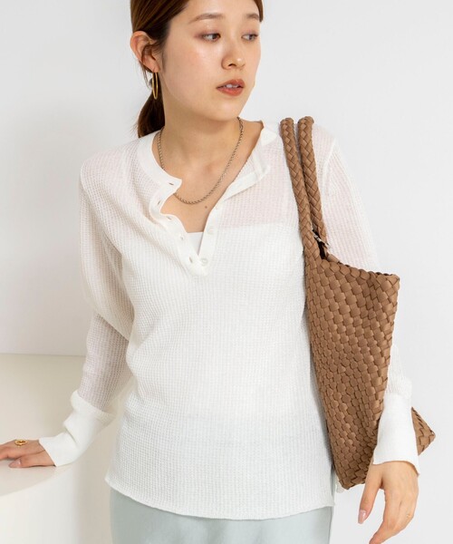 NOLLEY’S(ノーリーズ)の「《手洗い可能》ギマポリコットンワッフルヘンリーネックプルオーバー(ニット/セーター・レディース・グレイッシュベージュ/ブラック/ホワイト・FREE)」の7枚目の写真
