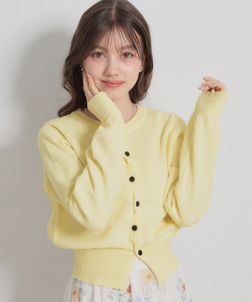 couture brooch(クチュールブローチ)の「クロスボタンカーディガン(カーディガン/ボレロ・レディース・ライトイエロー系/ライトグレー/パープル・38)」の3枚目の写真