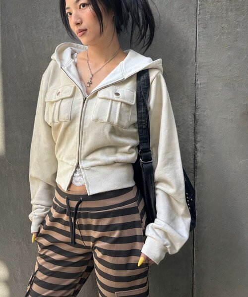 WHO'S WHO gallery（フーズフーギャラリー）の「フラップショートジップフーディ（パーカー・レディース・チャコールグレー/アイボリー/カーキ・FREE）」の4枚目の写真